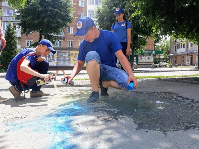 У Кам'янці  учні разом із поліцією зафарбовували рекламу наркотиків, фото №3 на сайті 20minut.ua