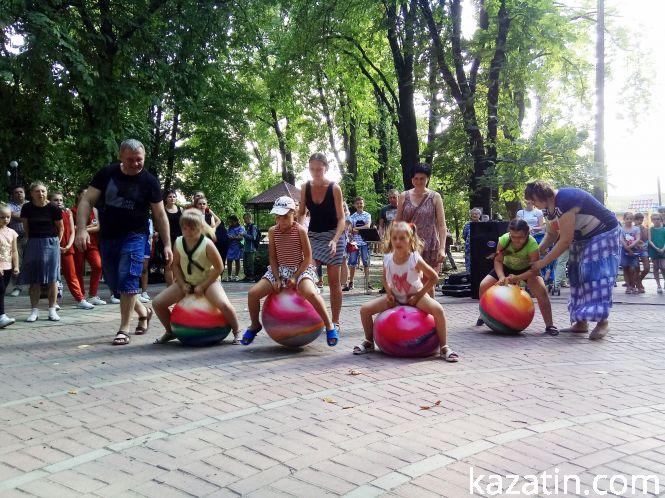 На Дні молоді вчилися розписувати печиво та перевіряли знання Конституції, фото №2 на сайті 20minut.ua