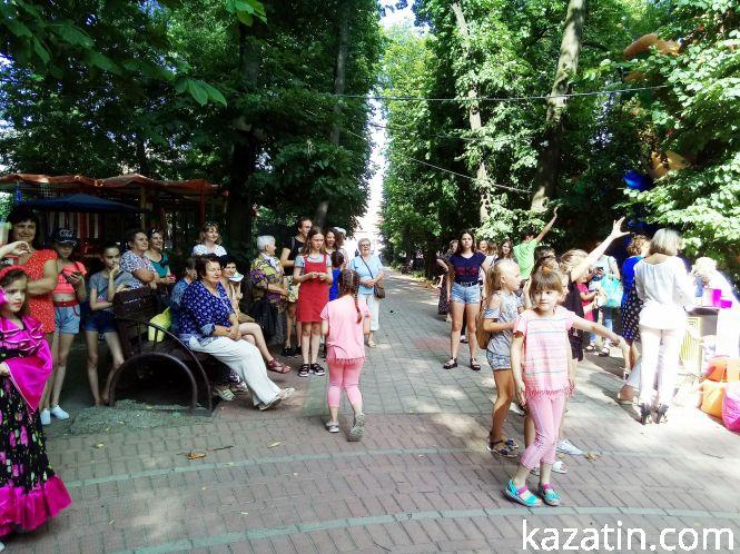 На Дні молоді вчилися розписувати печиво та перевіряли знання Конституції, фото №9 на сайті 20minut.ua