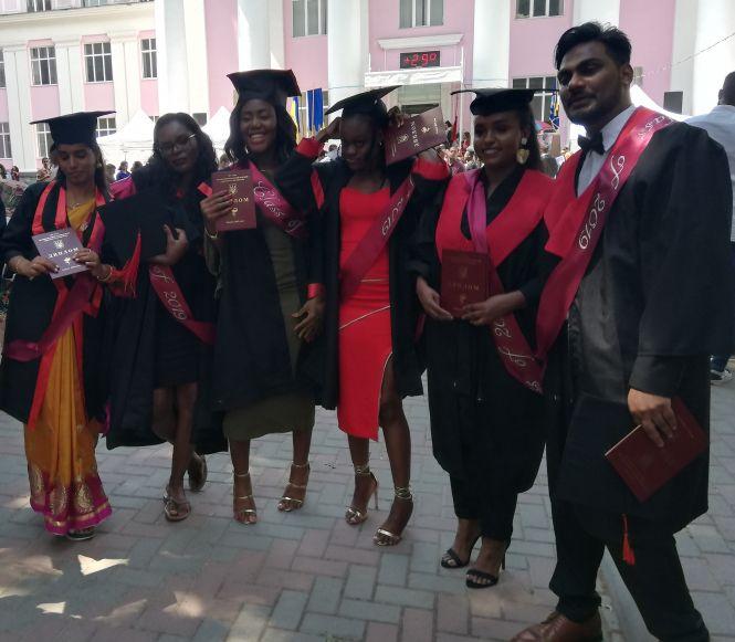 Танець на… плечах. Як студенти медуніверситету Пирогова випуск святкували, фото №4 на сайті 20minut.ua