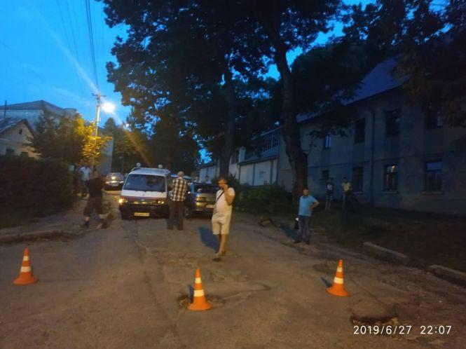 Новини Тернополя - фото з Біля обласної лікарні аварія: зіткнулися легківка та швидка Біля обласної лікарні аварія: зіткнулися легківка та швидка, фото №2 на сайті 20minut.ua