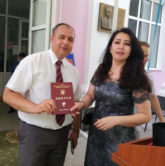 Танець на… плечах. Як студенти медуніверситету Пирогова випуск святкували, фото №1 на сайті 20minut.ua