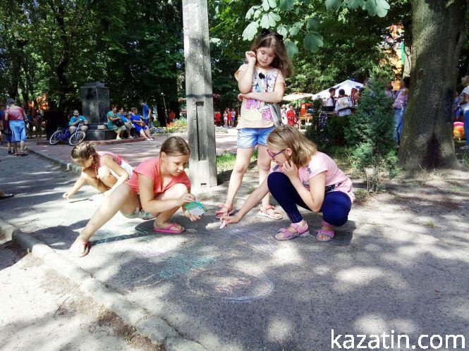 На Дні молоді вчилися розписувати печиво та перевіряли знання Конституції, фото №10 на сайті 20minut.ua