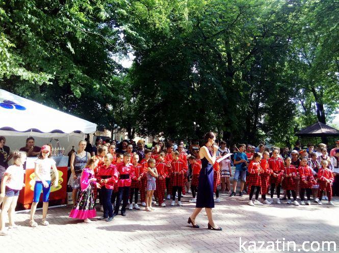 На Дні молоді вчилися розписувати печиво та перевіряли знання Конституції, фото №8 на сайті 20minut.ua