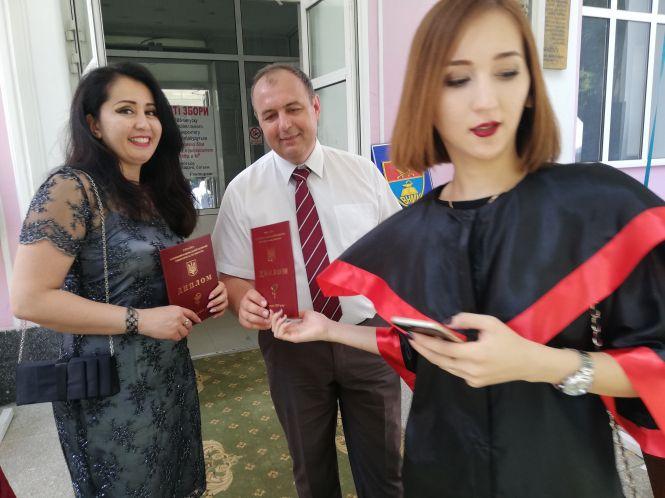 Танець на… плечах. Як студенти медуніверситету Пирогова випуск святкували, фото №3 на сайті 20minut.ua