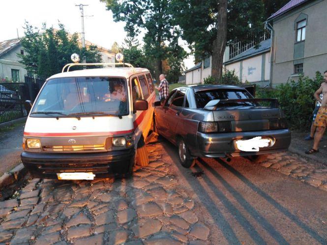 Новини Тернополя - фото з Біля обласної лікарні аварія: зіткнулися легківка та швидка Біля обласної лікарні аварія: зіткнулися легківка та швидка, фото №1 на сайті 20minut.ua
