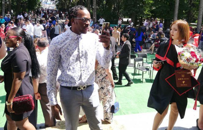 Танець на… плечах. Як студенти медуніверситету Пирогова випуск святкували, фото №10 на сайті 20minut.ua