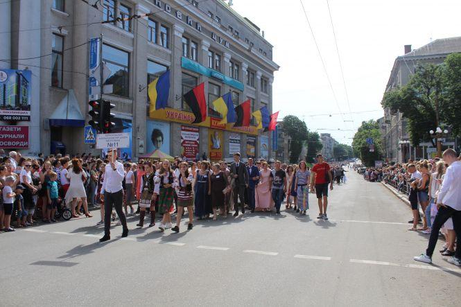 Новини Тернополя - фото з Тернопільські випускники вийшли на урочистий парад (ФОТОРЕПОРТАЖ) Тернопільські випускники вийшли на урочистий парад (ФОТОРЕПОРТАЖ), фото №1 на сайті 20minut.ua