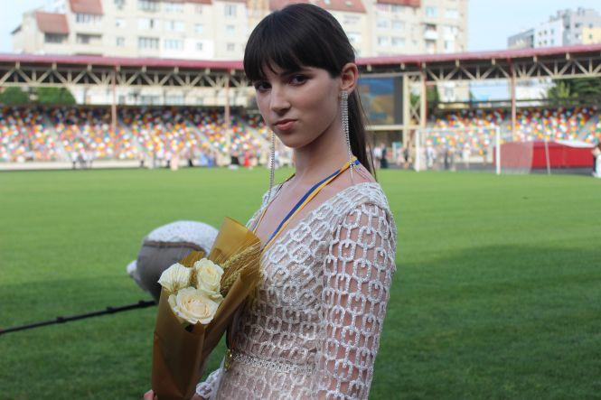 Медалісти, блискітки, квіти, вишиванки і Зозуля: на міському стадіоні свято "Випускник-2019", фото №1 на сайті 20minut.ua