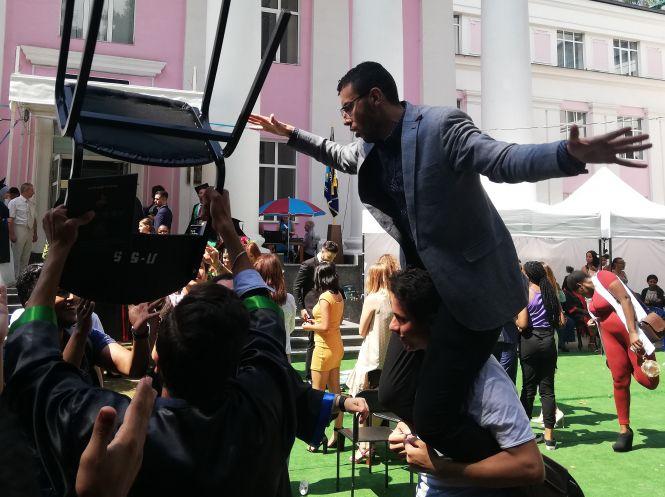 Танець на… плечах. Як студенти медуніверситету Пирогова випуск святкували, фото №7 на сайті 20minut.ua