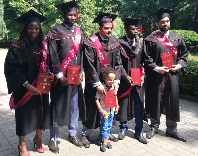 Танець на… плечах. Як студенти медуніверситету Пирогова випуск святкували, фото №8 на сайті 20minut.ua