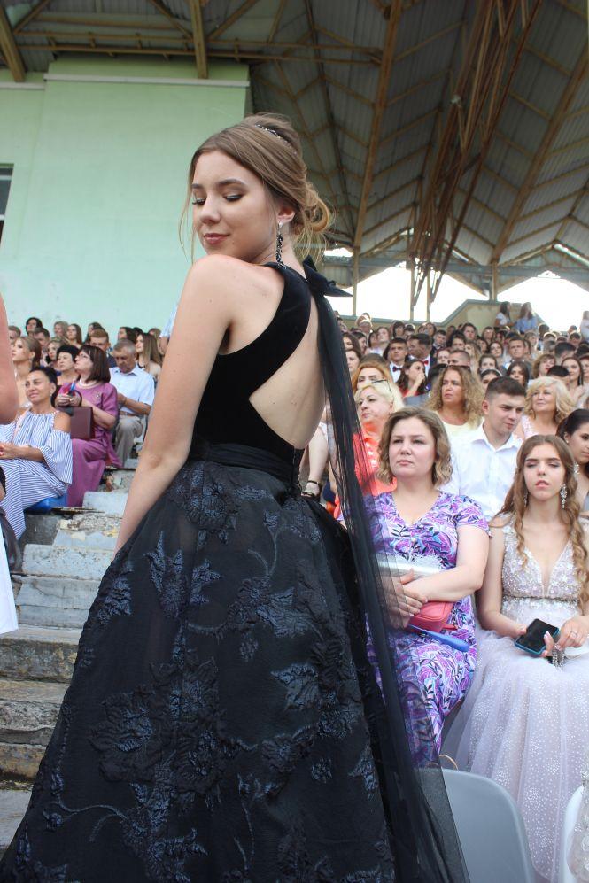 "На образ витратила тисячі доларів": якими сукнями і сумами дивували випускниці-2019, фото №6 на сайті 20minut.ua