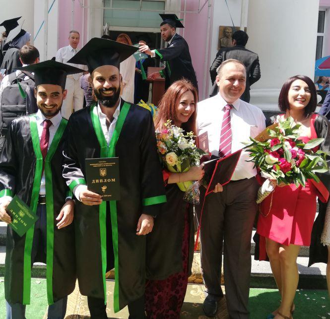 Танець на… плечах. Як студенти медуніверситету Пирогова випуск святкували, фото №5 на сайті 20minut.ua