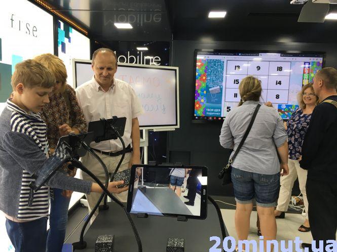 Лазери, 3D окуляри та роботи: на Набережній вантажівка із іноваційними технологіями, фото №1 на сайті 20minut.ua