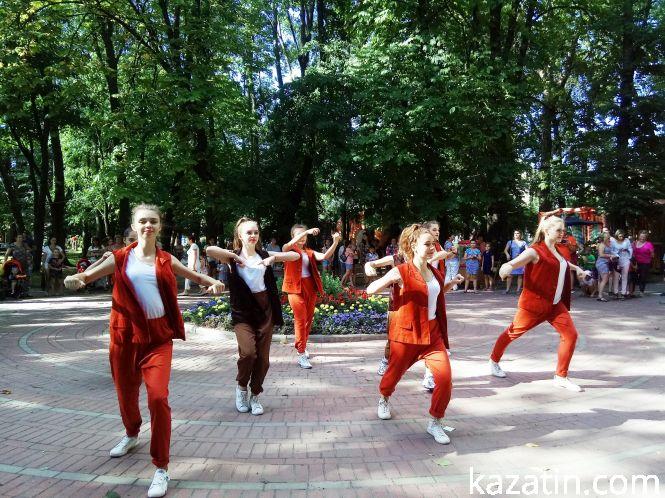 На Дні молоді вчилися розписувати печиво та перевіряли знання Конституції, фото №1 на сайті 20minut.ua