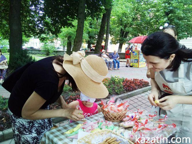 На Дні молоді вчилися розписувати печиво та перевіряли знання Конституції, фото №12 на сайті 20minut.ua