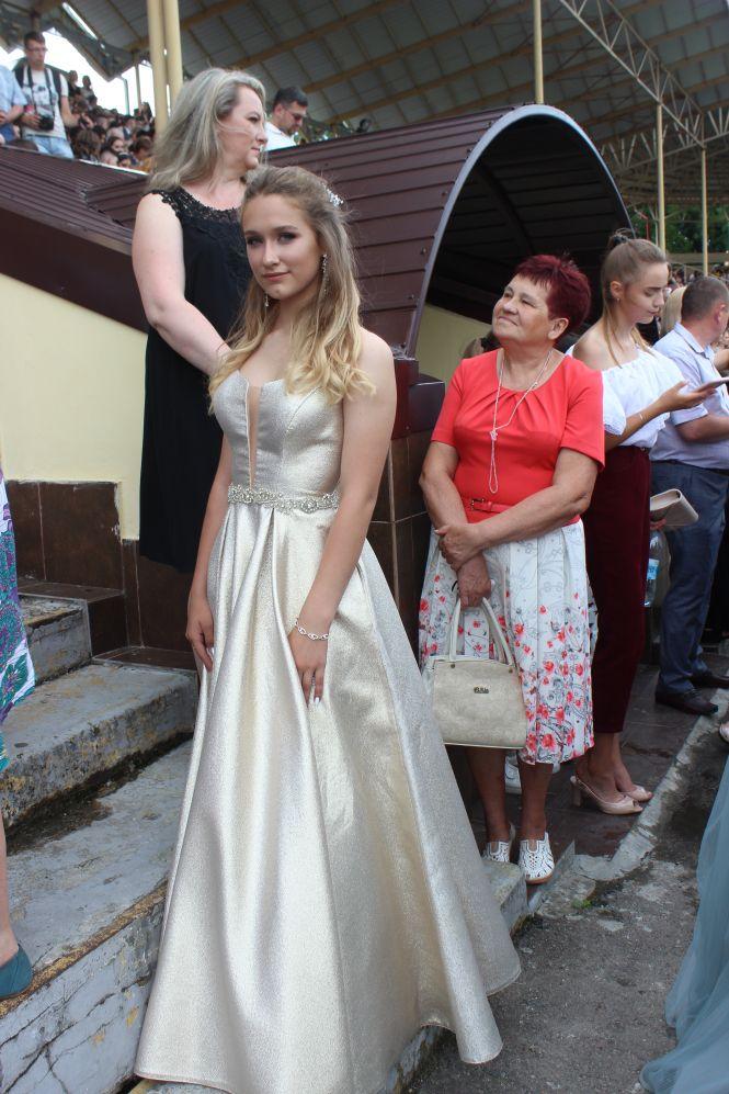 "На образ витратила тисячі доларів": якими сукнями і сумами дивували випускниці-2019, фото №4 на сайті 20minut.ua