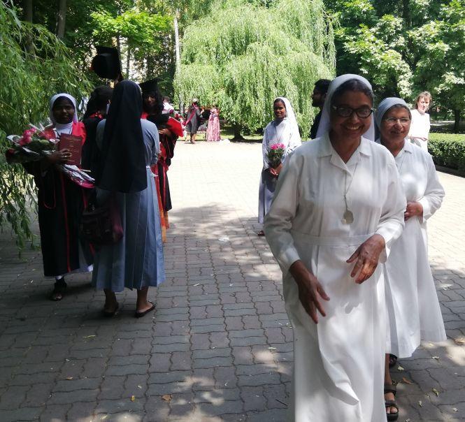 Танець на… плечах. Як студенти медуніверситету Пирогова випуск святкували, фото №6 на сайті 20minut.ua