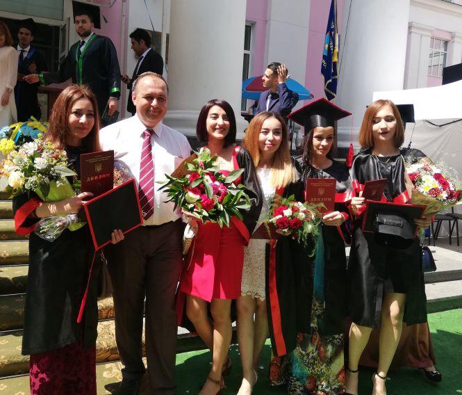 Танець на… плечах. Як студенти медуніверситету Пирогова випуск святкували, фото №2 на сайті 20minut.ua