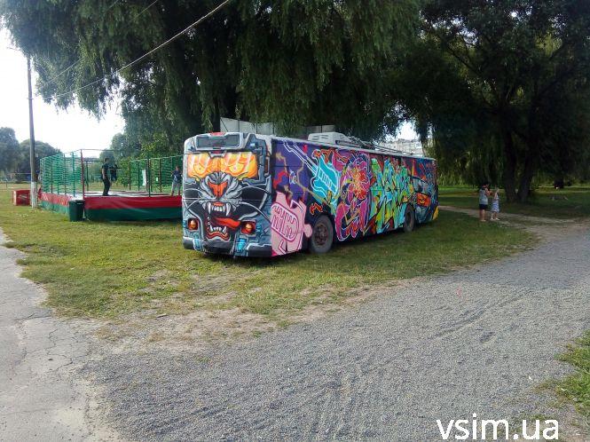 Новини Хмельницького - фото з Фото дня: у Молодіжному парку встановили яскравий тролейбус (ФОТО, ВІДЕО) Фото дня: у Молодіжному парку встановили яскравий тролейбус (ФОТО, ВІДЕО), фото №16 на сайті vsim.ua