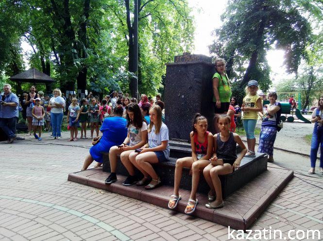 На Дні молоді вчилися розписувати печиво та перевіряли знання Конституції, фото №5 на сайті 20minut.ua