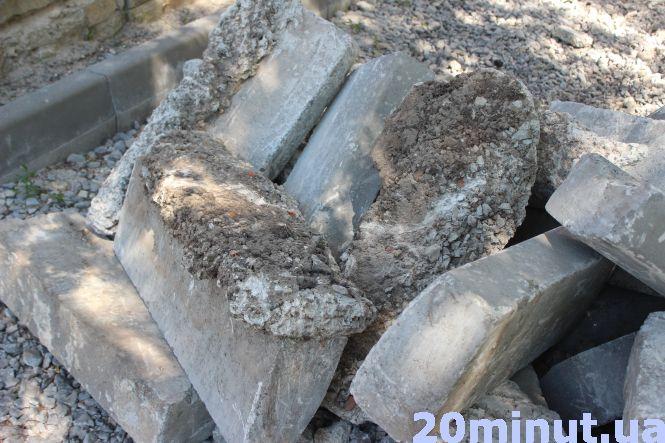 Новини Тернополя - фото з Уже рік не можуть покласти бруківку: мешканці вважають, що це помста влади, а робітники звинувачують людей Уже рік не можуть покласти бруківку: мешканці вважають, що це помста влади, а робітники звинувачують людей, фото №4 на сайті 20minut.ua