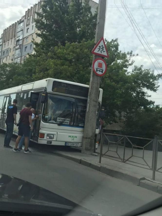 Новини Хмельницького - фото з Водій автобуса знепритомнів і в’їхав у стовп на Свободи Водій автобуса знепритомнів і в’їхав у стовп на Свободи, фото №2 на сайті vsim.ua
