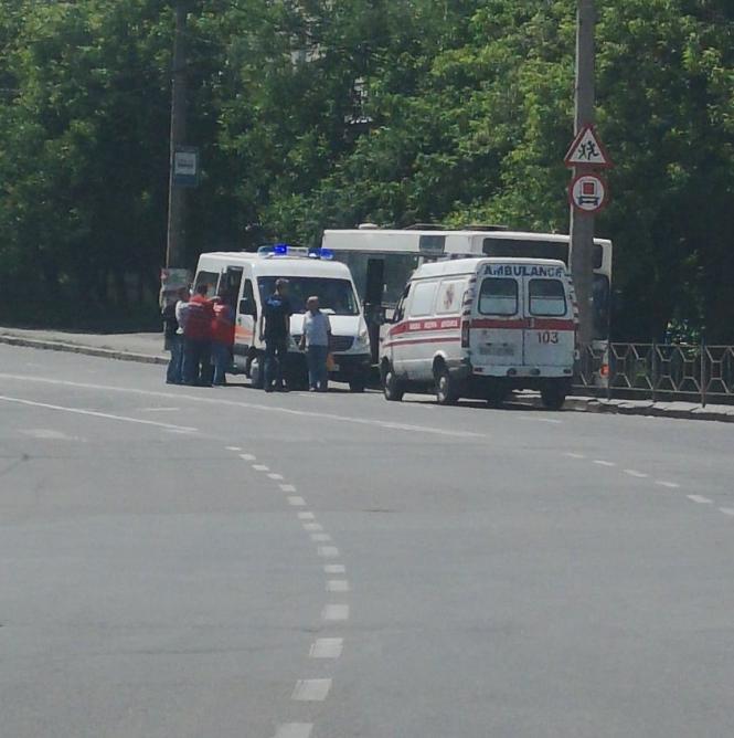 Новини Хмельницького - фото з Водій автобуса знепритомнів і в’їхав у стовп на Свободи Водій автобуса знепритомнів і в’їхав у стовп на Свободи, фото №3 на сайті vsim.ua