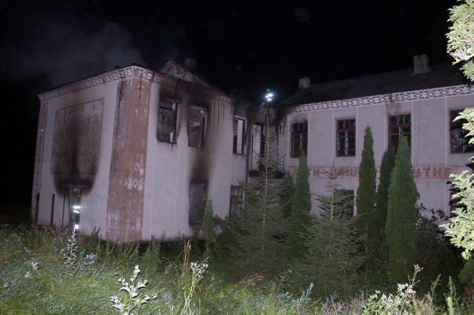 Новини Хмельницького - фото з На Хмельниччині 12 рятувальників на 5 машинах гасили пожежу в школі(ФОТО, ВІДЕО) На Хмельниччині 12 рятувальників на 5 машинах гасили пожежу в школі(ФОТО, ВІДЕО), фото №1 на сайті vsim.ua