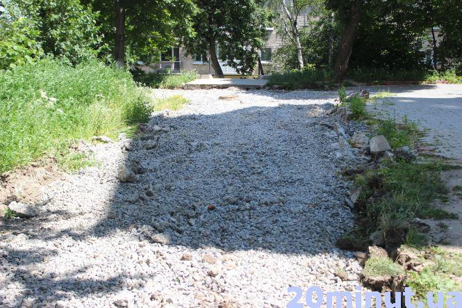 Новини Тернополя - фото з Уже рік не можуть покласти бруківку: мешканці вважають, що це помста влади, а робітники звинувачують людей Уже рік не можуть покласти бруківку: мешканці вважають, що це помста влади, а робітники звинувачують людей, фото №2 на сайті 20minut.ua