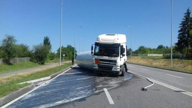 Новини Козятина - фото з ДТП у Жежелеві: перевернулася цистерна зі скрапленим газом ДТП у Жежелеві: перевернулася цистерна зі скрапленим газом, фото №2 на сайті 20minut.ua
