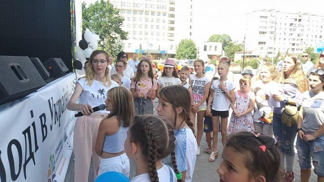 Новини Тернополя - фото з 14-річна тернополянка вийшла прогулятись містом, а отримала планшет за участь в караоке на RIA-фесті 14-річна тернополянка вийшла прогулятись містом, а отримала планшет за участь в караоке на RIA-фесті, фото №2 на сайті 20minut.ua