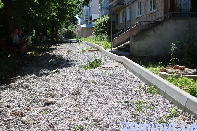 Новини Тернополя - фото з Уже рік не можуть покласти бруківку: мешканці вважають, що це помста влади, а робітники звинувачують людей Уже рік не можуть покласти бруківку: мешканці вважають, що це помста влади, а робітники звинувачують людей, фото №1 на сайті 20minut.ua