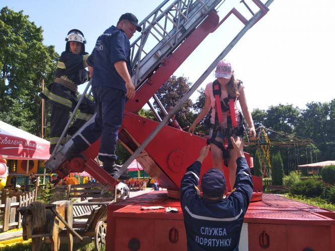 Рятувальники зняли з несправного колеса огляду дорослих і дітей (ФОТО І ВІДЕО), фото №3 на сайті 20minut.ua