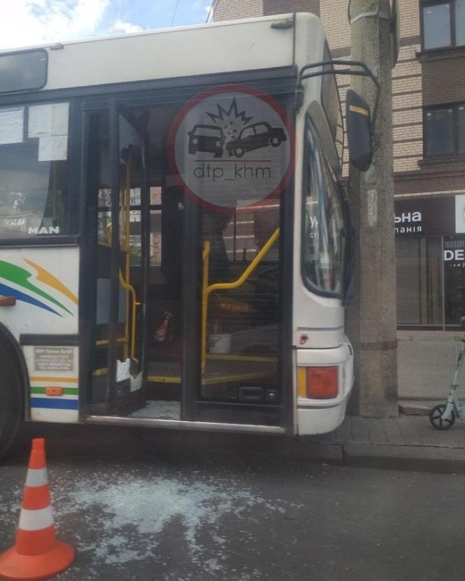 Новини Хмельницького - фото з Водій автобуса знепритомнів і в’їхав у стовп на Свободи Водій автобуса знепритомнів і в’їхав у стовп на Свободи, фото №1 на сайті vsim.ua