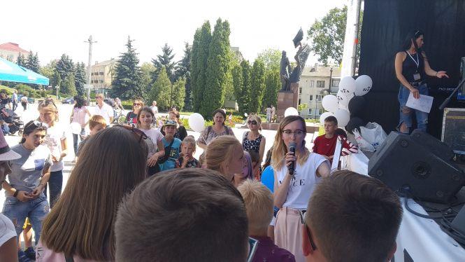 Новини Тернополя - фото з 14-річна тернополянка вийшла прогулятись містом, а отримала планшет за участь в караоке на RIA-фесті 14-річна тернополянка вийшла прогулятись містом, а отримала планшет за участь в караоке на RIA-фесті, фото №1 на сайті 20minut.ua