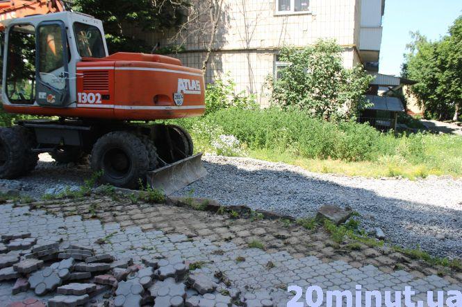 Новини Тернополя - фото з Уже рік не можуть покласти бруківку: мешканці вважають, що це помста влади, а робітники звинувачують людей Уже рік не можуть покласти бруківку: мешканці вважають, що це помста влади, а робітники звинувачують людей, фото №3 на сайті 20minut.ua