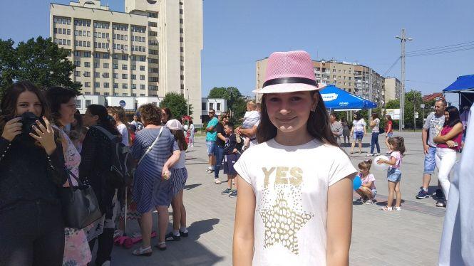 Новини Тернополя - фото з 14-річна тернополянка вийшла прогулятись містом, а отримала планшет за участь в караоке на RIA-фесті 14-річна тернополянка вийшла прогулятись містом, а отримала планшет за участь в караоке на RIA-фесті, фото №3 на сайті 20minut.ua