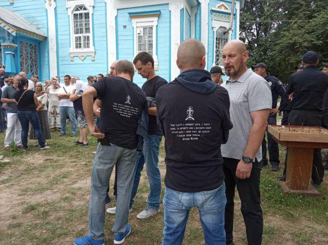 Новини Вінниці - фото з Конфлікт у селі Лука-Мелешківська: віряни побилися за храм Конфлікт у селі Лука-Мелешківська: віряни побилися за храм, фото №2 на сайті 20minut.ua