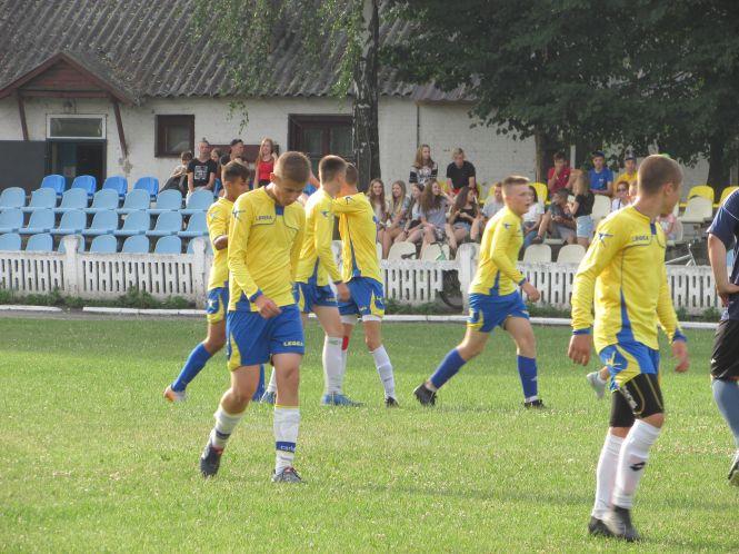 Новини Козятина - фото з Чотирнадцятилітні футболісти козятинських «Левів» зіграли з місцевим «Локомотивом» Чотирнадцятилітні футболісти козятинських «Левів» зіграли з місцевим «Локомотивом», фото №2 на сайті 20minut.ua