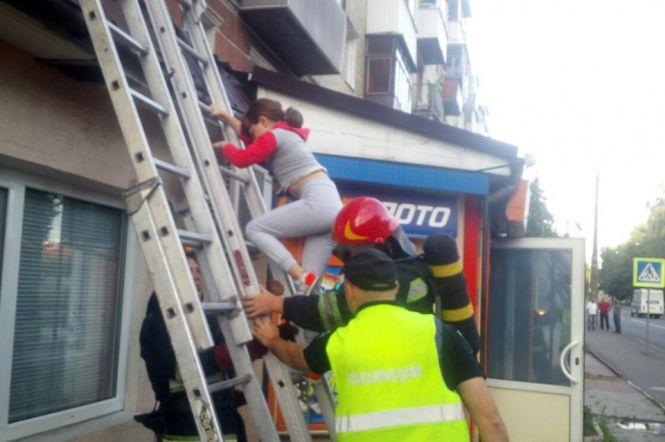 У Хмельницькому горіла багатоповерхівка. Врятували 6 людей (ФОТО, ВІДЕО), фото №4 на сайті vsim.ua