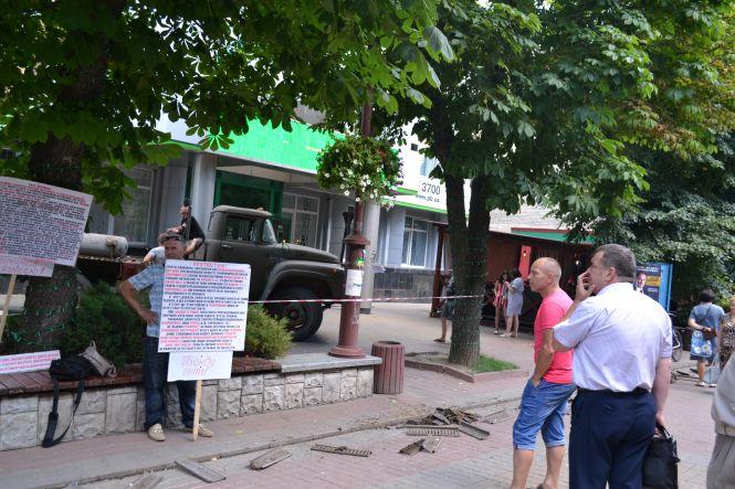 Називає поліцію монстрами і покидьками: чому в центрі Хмельницького протестує пенсіонер, фото №3 на сайті vsim.ua