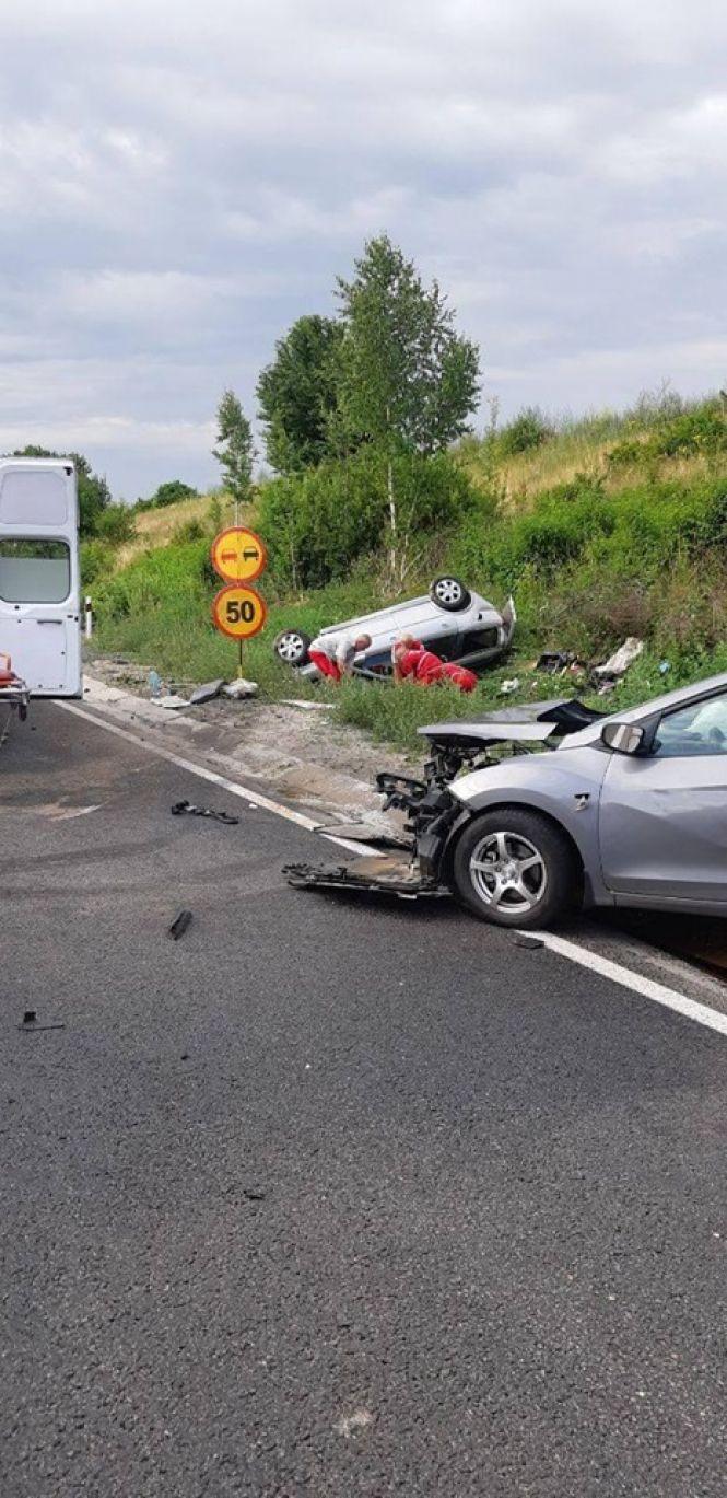 Уламки по всій дорозі та дві «швидкі»: під Вінницею сталася моторошна аварія, фото №1 на сайті 20minut.ua