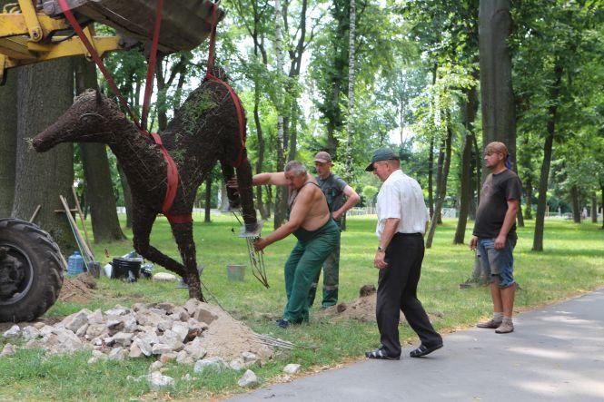 Новини Вінниці - фото з У Центральному парку встановили зелені скульптури коней У Центральному парку встановили зелені скульптури коней, фото №1 на сайті 20minut.ua