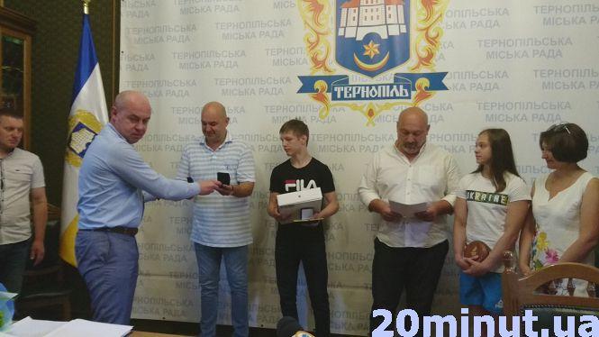 Новини Тернополя - фото з "Був дуже важкий поєдинок": борець Володимир Войтович, який привіз "бронзу" з чемпіонату Європи, отримав відзнаку від влади "Був дуже важкий поєдинок": борець Володимир Войтович, який привіз "бронзу" з чемпіонату Європи, отримав відзнаку від влади, фото №2 на сайті 20minut.ua