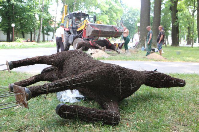 Новини Вінниці - фото з У Центральному парку встановили зелені скульптури коней У Центральному парку встановили зелені скульптури коней, фото №3 на сайті 20minut.ua