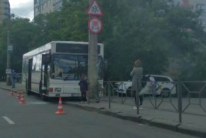 Новини Хмельницького - фото з П’яний на маршрутці та аварія з патрульними: хроніка ДТП у Хмельницькому ÐодÑй авÑобÑÑа знепÑиÑомнÑв Ñ Ð²âÑÑ
ав Ñ ÑÑовп на Свободи