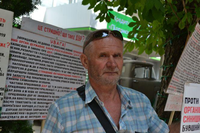 Називає поліцію монстрами і покидьками: чому в центрі Хмельницького протестує пенсіонер, фото №1 на сайті vsim.ua