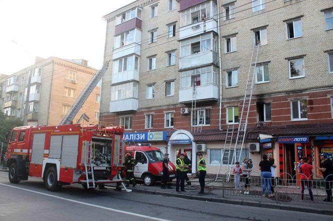 У Хмельницькому горіла багатоповерхівка. Врятували 6 людей (ФОТО, ВІДЕО), фото №1 на сайті vsim.ua