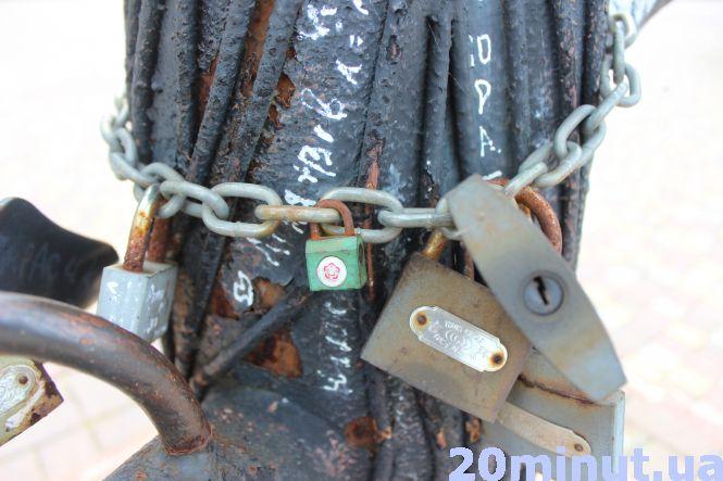 Новини Тернополя - фото з Історії замків на мості до "Острівця закоханих": хтось одружився, а хтось розійшовся через тиждень Історії замків на мості до "Острівця закоханих": хтось одружився, а хтось розійшовся через тиждень, фото №4 на сайті 20minut.ua